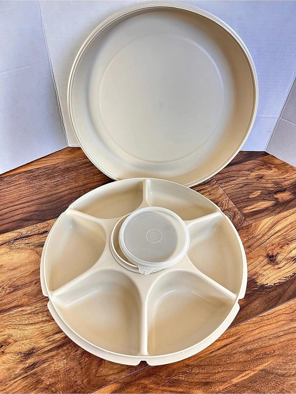 Tupperware Serving Center Divided Food Storage Container 1666-1